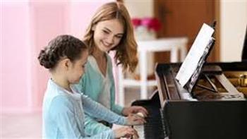 لو ابنك يهوى البيانو.. خطوات عملية لتعليمه بطريقة ممتعة وفعالة