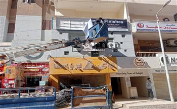 حملة لإزالة اللوحات الإعلانية المخالفة بنطاق حي ثان الزقازيق