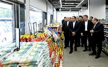 رئيس الوزراء يتفقد فرع منفذ "كاري أون" بمصر الجديدة