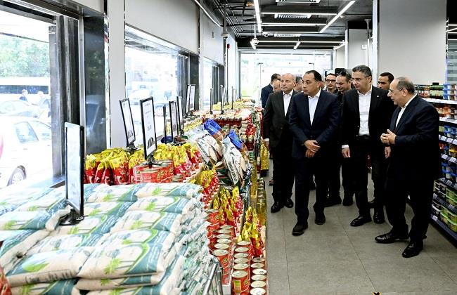 رئيس الوزراء يتفقد فرع منفذ "كاري أون" بمصر الجديدة