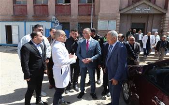 محافظ الجيزة يتابع انتظام سير العمل بمستشفى أم المصريين وتواجد الأطقم الطبية والتمريض