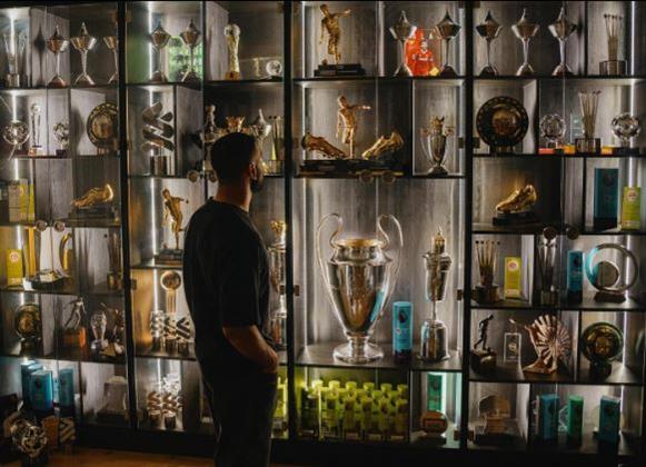 محمد صلاح ينشر صوره له مع دولاب بطولاته في ليفربول