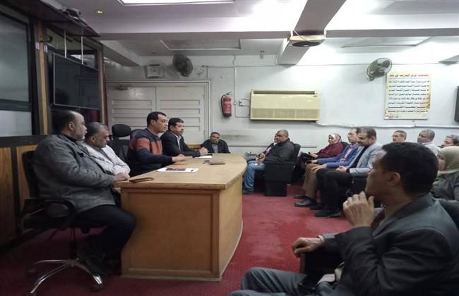 مدير تعليم سوهاج يعقد اجتماعًا موسعًا لمتابعة سير العمل والإنضباط بمدارس المحافظة