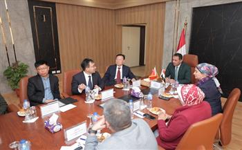 جامعة المنصورة الأهلية تستقبل وفدًا صينيًا رفيعًا لبحث شراكات أكاديمية دولية والتبادل العلمي