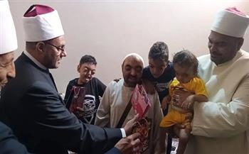 وزير الأوقاف يوجه بتكريم أحد المواطنين بمحافظة أسوان.. ويؤكد: كرامة الإنسان أولوية