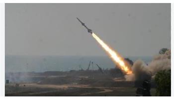 الحوثي يطلق صواريخه على إسرائيل.. وتل أبيب تدرس الرد