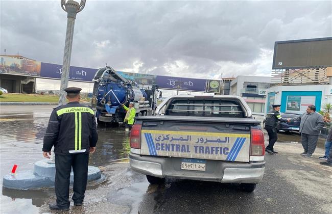 الدفع بسيارات إغاثة لمواجهة أعطال السيارات تزامنًا مع سقوط الأمطار