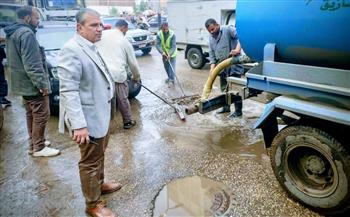 رئيس مدينة الزقازيق يتفقد  أعمال سحب مياه الأمطار بميدان الزراعة