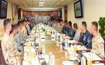 وزير الدفاع يلتقي عددًا من مقاتلي الأفرع الرئيسية ويؤكد أهمية الحفاظ على الكفاءة القتالية