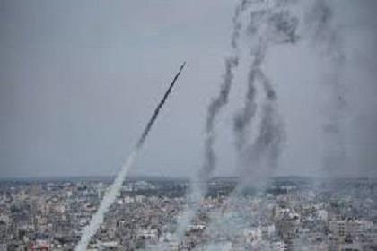 رصد إطلاق رشقة صاروخية جديدة من إيران نحو تل أبيب والقدس