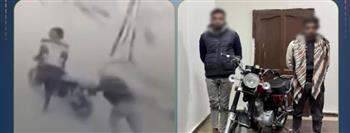 ضبط شخصين سرقا دراجة نارية بأسلوب “توصيل الأسلاك” في أسوان