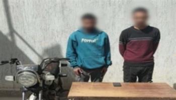 القبض على لصين سرقا هاتف سائق "توك توك" بأسلوب المغافلة في الجيزة