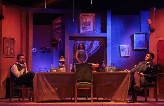 «الكَّمَّامَة» في مهرجان المسرح العالم تتحول من أداة وقاية إلى عقاب نفسي