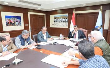 محافظ البحر الأحمر يستعرض مخططات استراتيجية لموقف الغردقة الإقليمي ومجمع حضاري بالفيروز