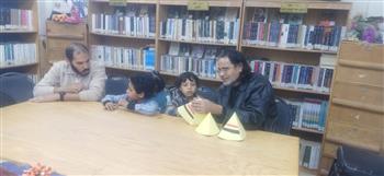 ورشة فنية بمكتبة الصف لصناعة مجسم أهرامات الجيزة