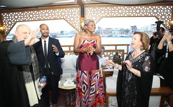 افتتاح مهرجان الأقصر الأفريقي يبدأ بمراكب ذهبيات في النيل تنقل النجوم لمعبد الأقصر 