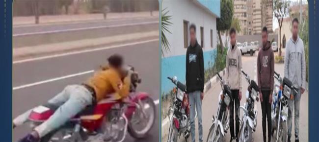 الداخلية تضبط قائدي دراجات نارية يؤدون استعراضات خطرة بالقاهرة
