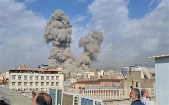 إعلام إسرائيلي: انفجارات ضخمة وسط إسرائيل