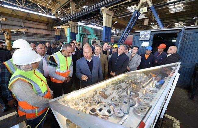  وزير النقل يتفقد ورش عربات جبل الزيتون بالإسكندرية المتخصصة في إجراء العمرات لعربات البضائع