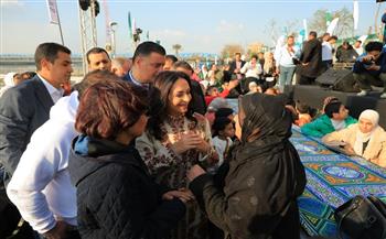 وزيرة التضامن تتفقد مائدة إفطار جماعي لـ1500 صائم 