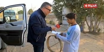 عمرو الليثي يهدي شابًا مكافحًا 5 آلاف جنيه في "أجمل ناس"