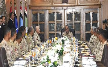 وزير الدفاع والإنتاج الحربي يلتقي عددًا من مقاتلي الجيشين الثانى والثالث الميدانيين