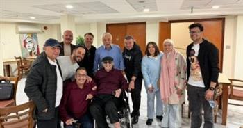 وفد “المهن التمثيلية” يزور الفنان محيي إسماعيل داخل دار إقامة كبار الفنانين 