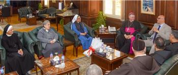 محافظ الإسكندرية يبحث مع مطران اللاتين في مصر تعزيز التعاون بين الجانبين