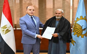 محافظ الغربية يُسلّم 10 عقود تقنين أراضي أملاك دولة للمستفيدين