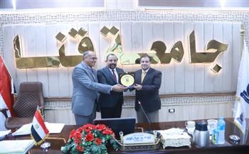 مجلس جامعة قنا يكرم المدير التنفيذي لمستشفيات قنا الجامعية تقديرا لجهوده خلال فترة عمله