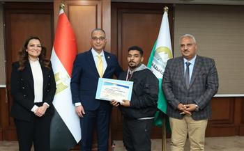 محافظ الجيزة يكرّم فرسان الإرادة بأوسيم بعد التتويج بكأس السوبر للدوري العام في كرة القدم السباعية 