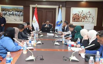 محافظ البحر الأحمر يقرر حصر مستخلصات أبريل لضمان صرفها وتسريع وتيرة مشروعات الخطة الاستثمارية