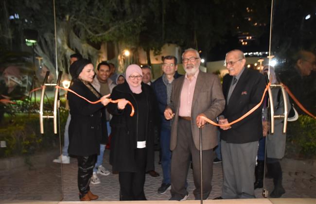 افتتاح معرض "رحلة مع اللون والشكل" للفنان مصطفى بط بمركز محمود مختار الثقافي