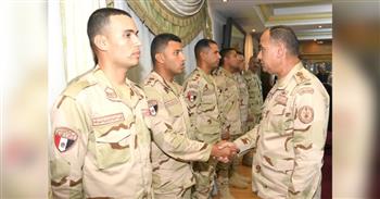 الفريق أشرف سالم زاهر يلتقى عدداً من مقاتلى الجيشين الثانى والثالث الميدانيين