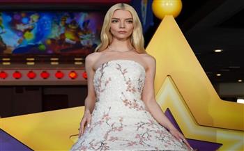 أنيا تايلور  بزهرة الكرز في اليابان