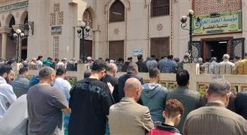 بحضور محافظ الشرقية.. تشييع جنازة والدة وزير الصناعة من مسقط رأسها بقرية انشاص