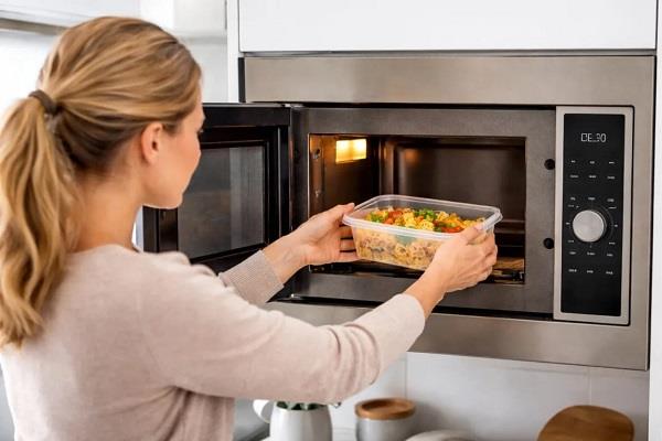 لربات البيوت.. تعرفي على الأضرار الصحية لتسخين طعامك في البلاستيك