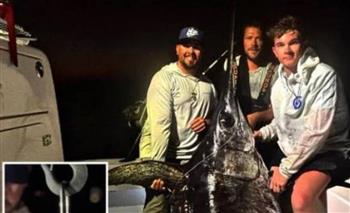 أمريكي يصطاد سمكة أبو سيف وزنها 218 كيلوجرامًا