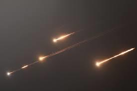 إصابة إمرأة واشتعال النيران في شارع بوسط إسرائيل جراء رشقة صاروخية إيرانية