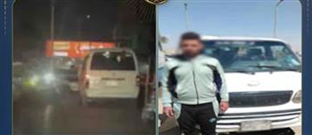 ضبط قائد ميكروباص بلا رخصة يؤدي استعراضات خطيرة ويعرض المواطنين للخطر