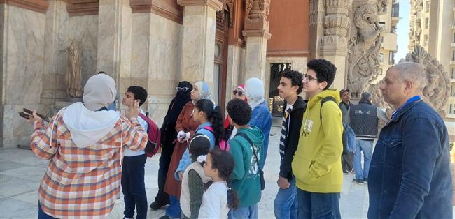 أتوبيس الفن الجميل يصطحب الأطفال في جولة تثقيفية داخل قصر البارون