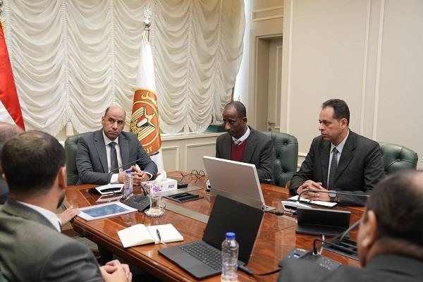 وزير العمل يبحث مع رئيس الجامعة البريطانية بالقاهرة مشروع لتأهيل الشباب لسوق العمل