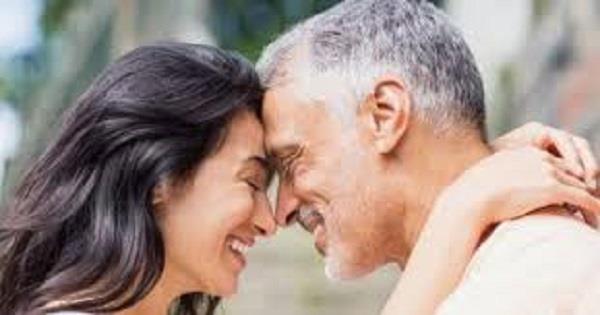 أسباب تجعل الرجل يزداد حبًا لشريكته مع التقدم في العمر