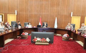 محافظ البحر الأحمر يناقش موقف تقنين وضع اليد واسترداد أراضي الدولة والتصالح على مخالفات البناء