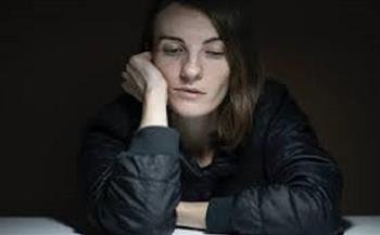 إلى أي مدى تؤثر صدمات الطفولة على صحة المرأة النفسية؟.. طبيب يوضح| خاص