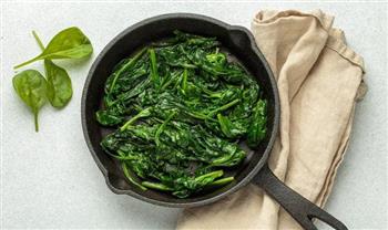 السبانخ النيئة أم المطبوخة أيهما يحتفظ بفوائده الغذائية؟.. تقرير يجيب 