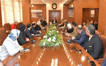 محافظ بورسعيد يلتقي رؤساء الأحياء ومدينة بورفؤاد بعد حركة التنقلات الأخيرة ونوابهم الجدد 