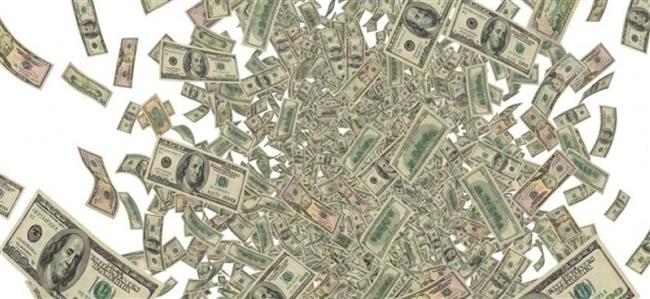 السماء تمطر دولارات في هذه الدولة.. مفاجأة على طريقة الأفلام