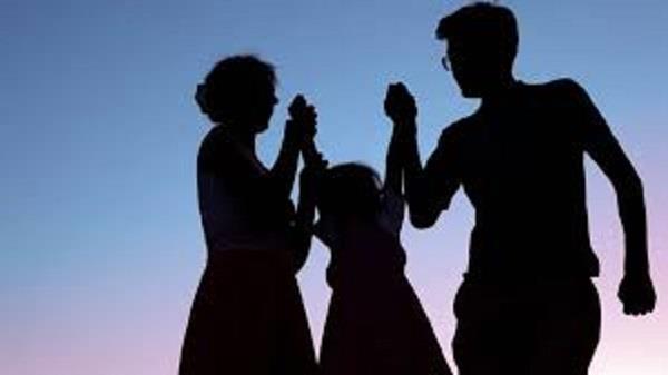 متلازمة الابنة الكبرى.. مسؤوليات منذ الصغر وضغط نفسي مستمر   