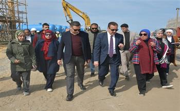 محافظ بورسعيد يتفقد مشروع محطة تحلية المياه (الآبار الشاطئية) بحي غرب